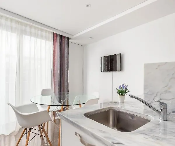 Nell&and&jess Guest house 4*